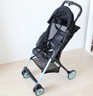 片手でたたむことができる軽量ベビーカーのコンビF2