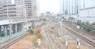 歩道橋から見える横須賀線の線路の景色