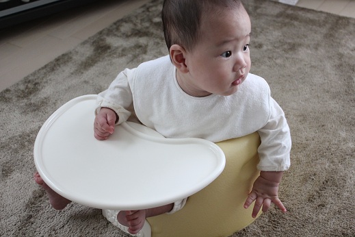 バンボチェアに座ってまんざらでもない雰囲気