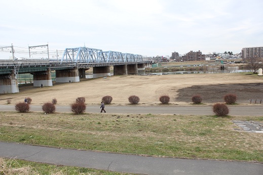 多摩川を渡って新幹線が通る