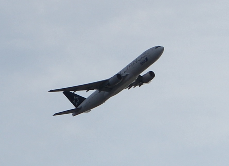 羽田空港から飛び立つ飛行機