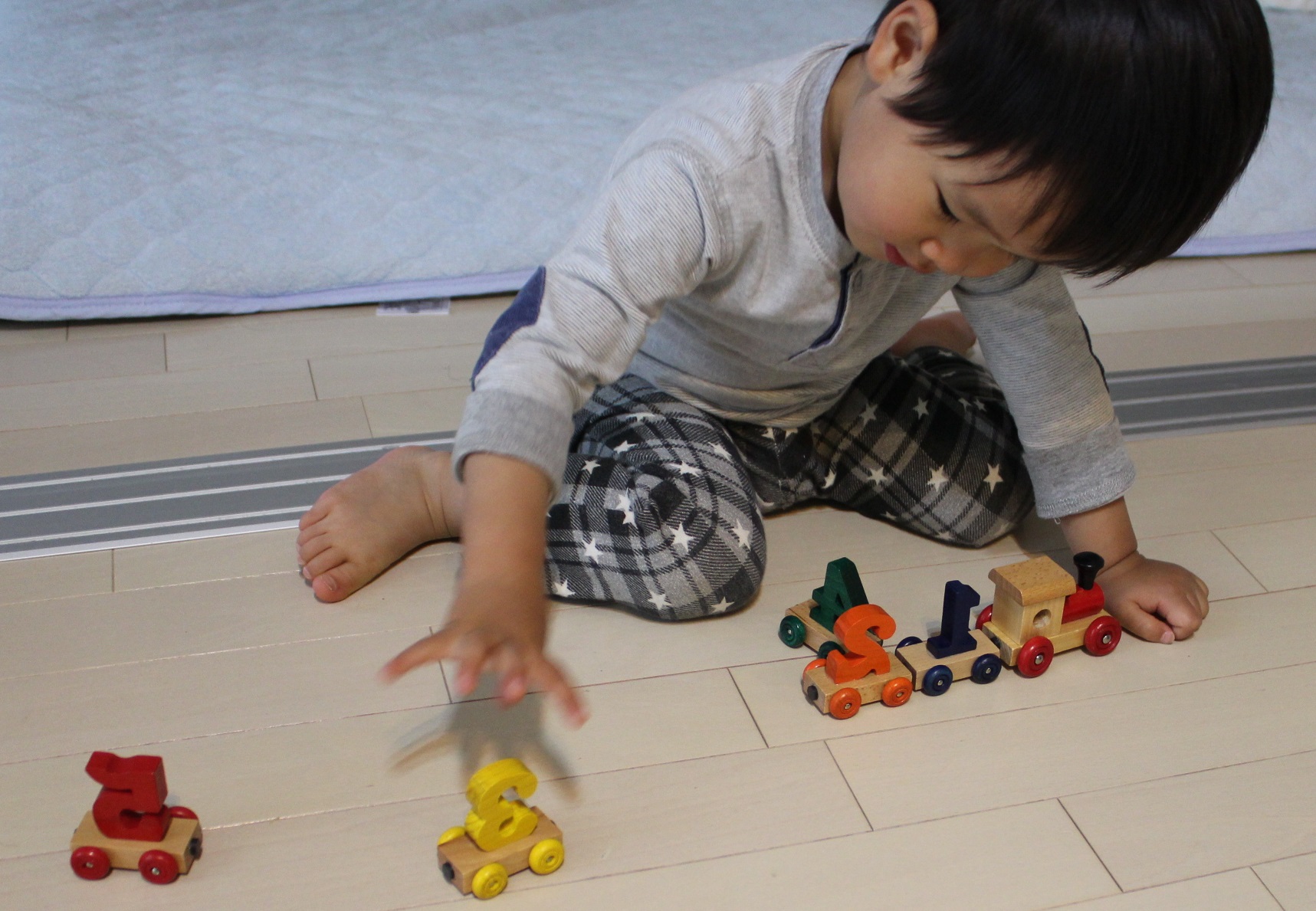 木の列車のおもちゃ（磁石式）