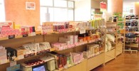 コスメグッズなどが並んでいる売店