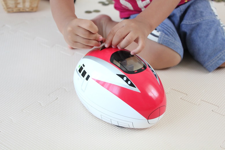 新幹線貯金箱　E6系スーパーこまち