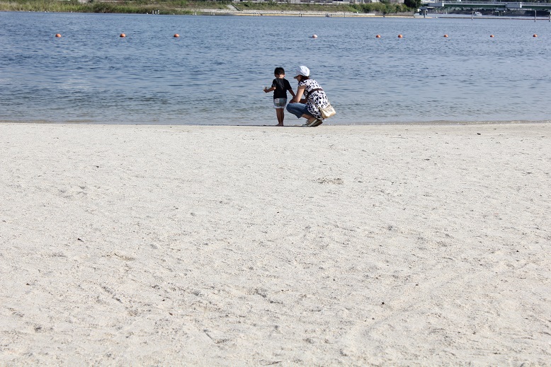 大森ふるさとの浜辺公園-浜辺の親子