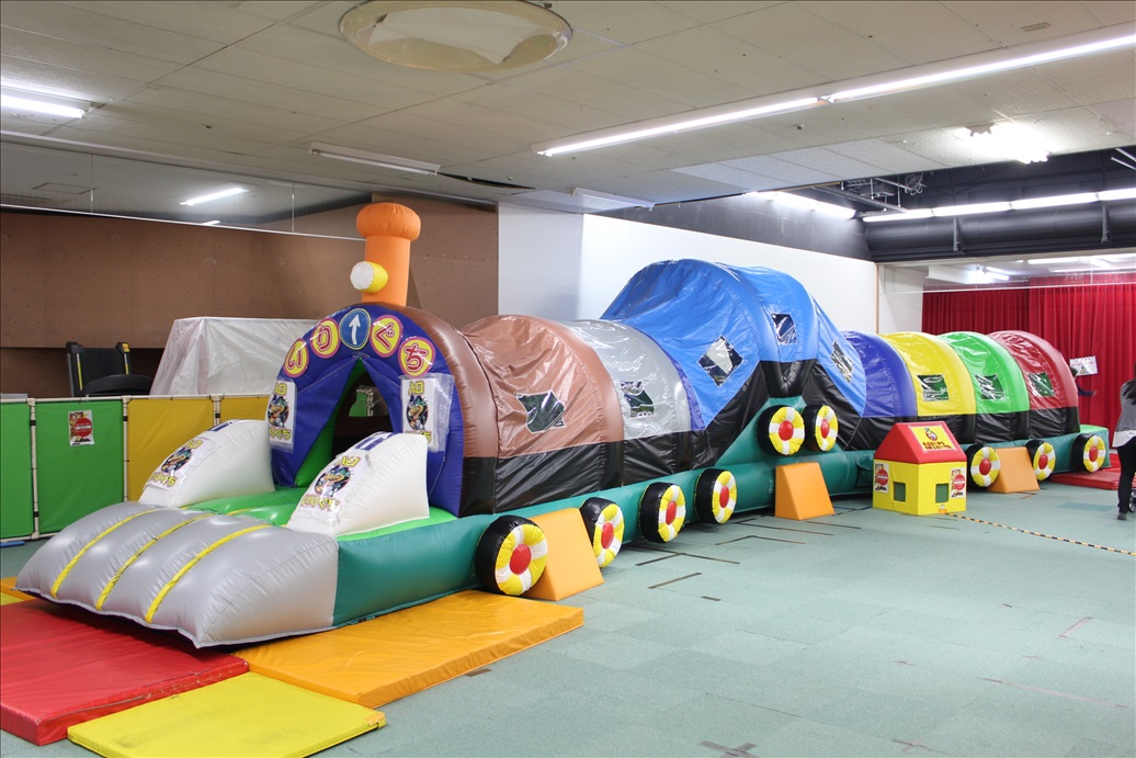 汽車の形をしたトンネル