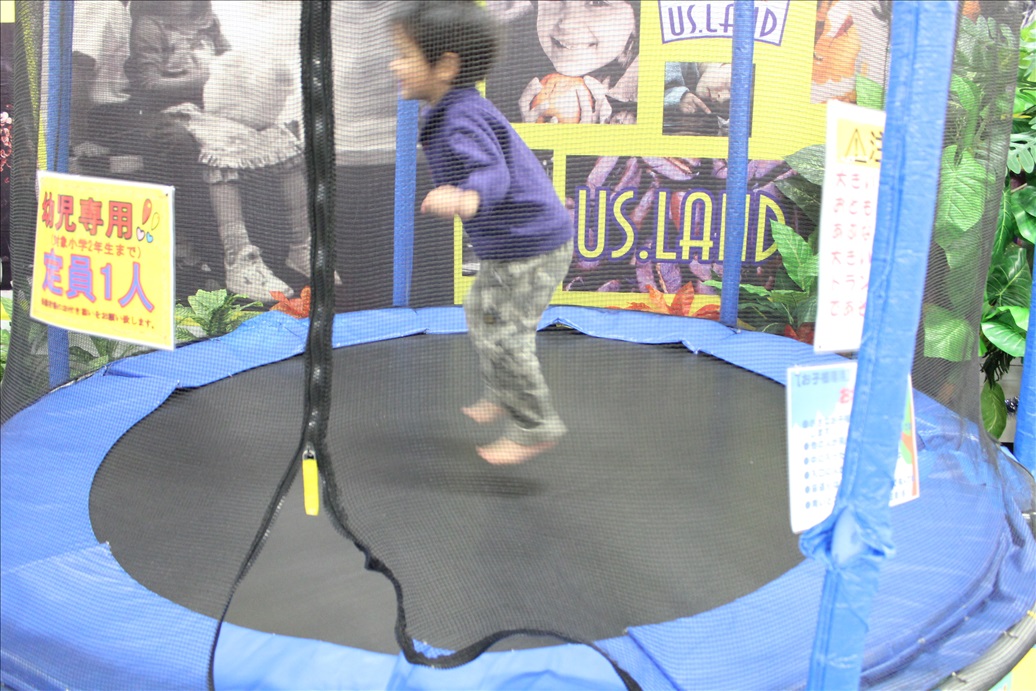 トランポリンで遊ぶ2歳児