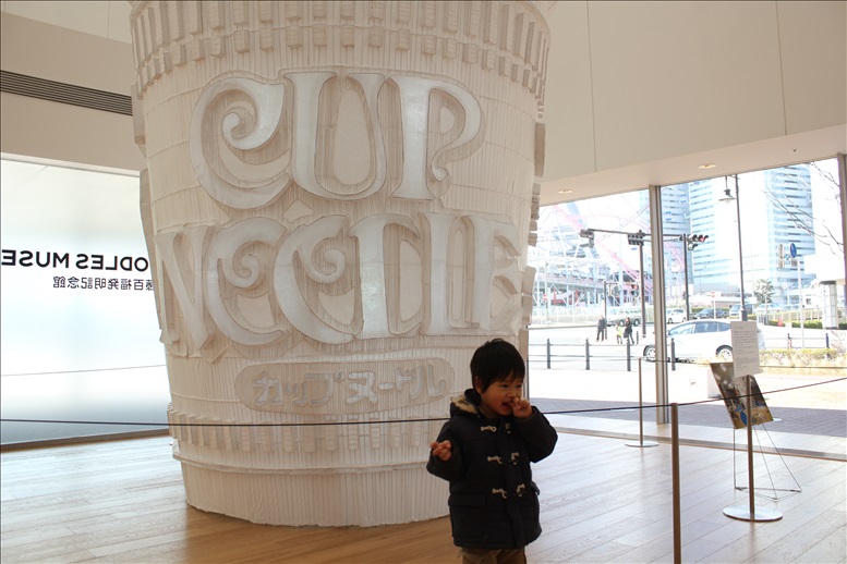 巨大カップヌードルのオブジェ