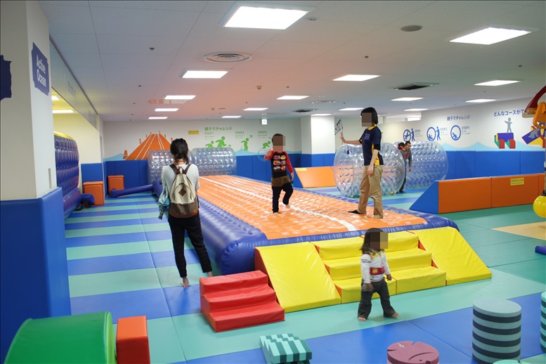 フワフワ遊具親子でチャレンジ