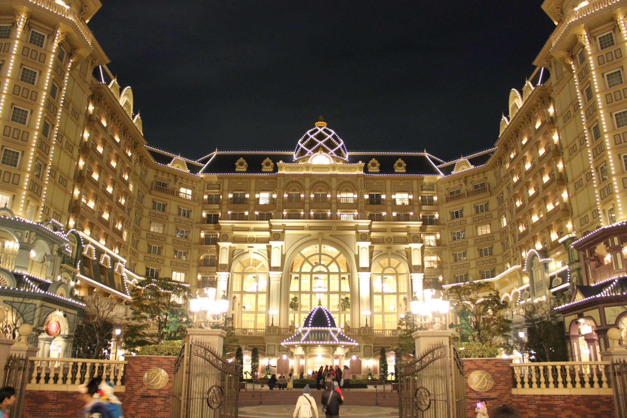 夜の東京ディズニーランドホテル