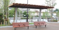 遊具広場の屋根付きベンチ