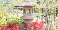 公園入り口の大きな灯篭