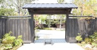 日本庭園清水門正面から