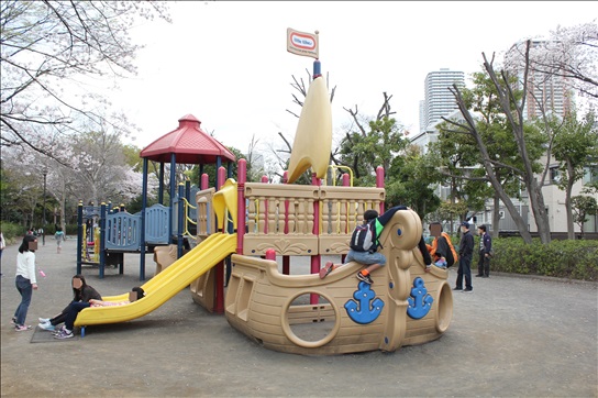 冒険広場の船の形の遊具