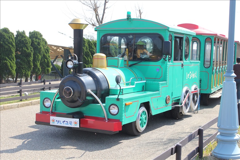 園内を走るトレインバス
