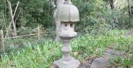 四季園の中に背の高い灯篭