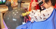 アンパンマンヘアサロンでチョキチョキの様子