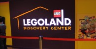 レゴランド入場口の壁に「LEGOLAND　DISCOVERY CENTER」と書かれています。