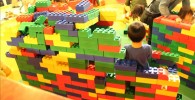 レンガくらいの大きさのレゴブロックでお家作りもできます
