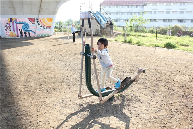 ウォーキングマシンを使いこなす3歳児