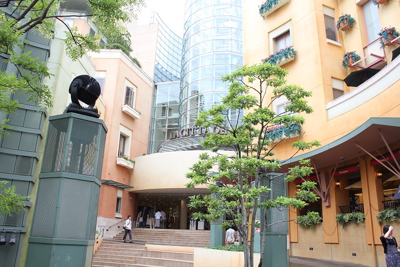 川崎チネチッタ映画館建物正面写真