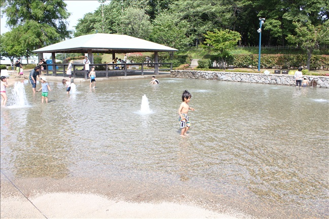 水遊びができる「遊びの池」
