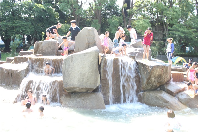 平塚総合公園の噴水場で水遊び