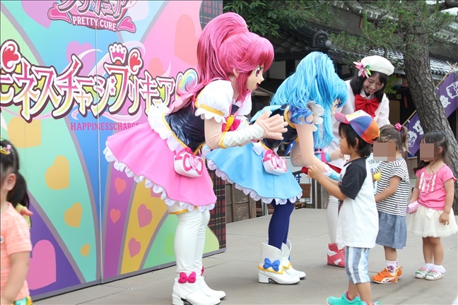 ステージでプリキュアと握手をするペン太