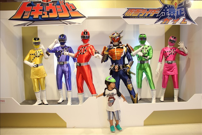 仮面ライダーガイムとトッキュウジャーの前で記念撮影