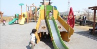 滑り台で遊ぶ3歳の息子のペン太