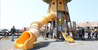 大きな複合遊具のトンネル滑り台