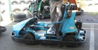 ブルーのゴーカートを横から撮影
