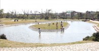 ソレイユの丘のじゃぶじゃぶ池で子供達が遊んでいる光景