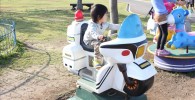 動かない白バイの乗り物に乗る3歳児