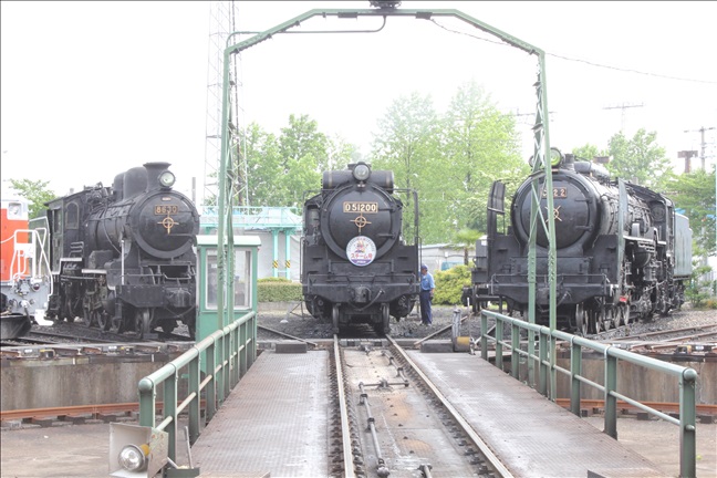 回転台前に並ぶ本物のＳＬが３車両