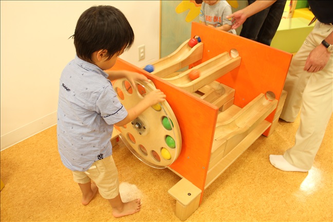 ハンドルを回すと木のボールがころころ転がるボーネルンドの玩具