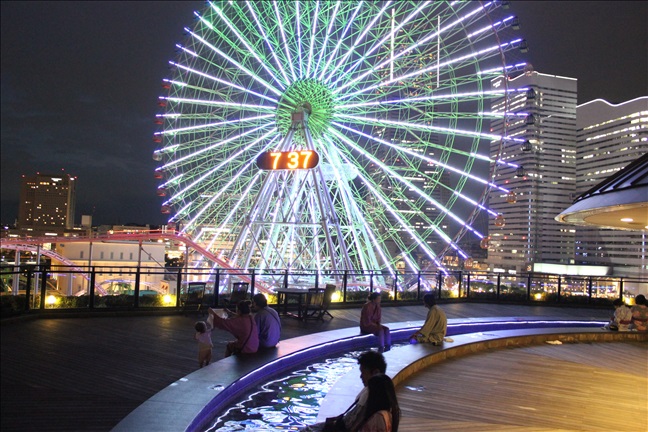 夜の美しいみなとみらいの夜景を見ながら足湯でのんびり