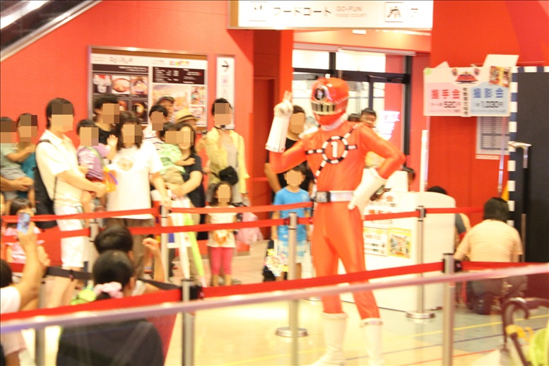 シアターＧロッソでトッキュウ1号が登場