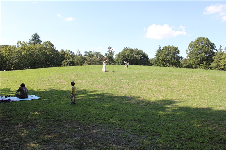大きな広場の上の青空
