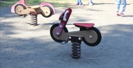 バイクの形をしたスプリング遊具