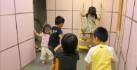 傾いた重力錯覚のお部屋で遊ぶ子供たち