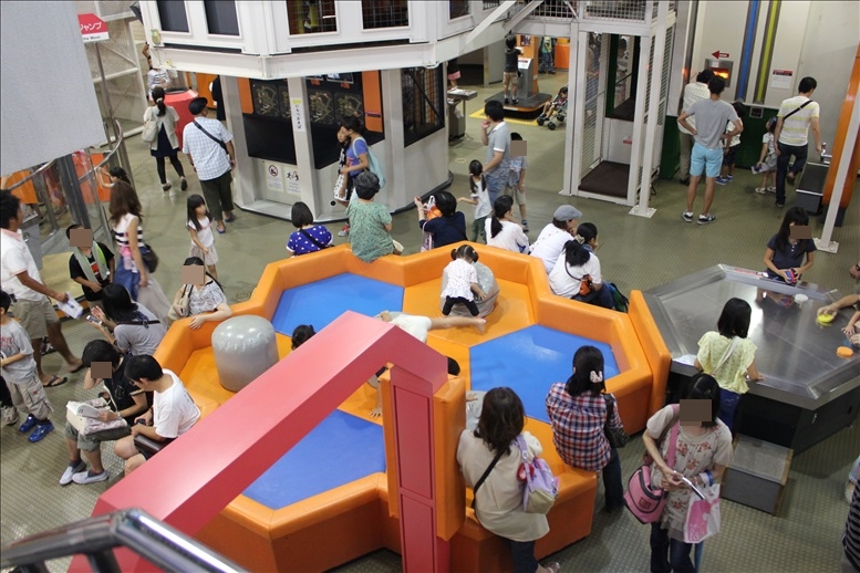 宇宙科学館３階の様子　エアパークが見えます