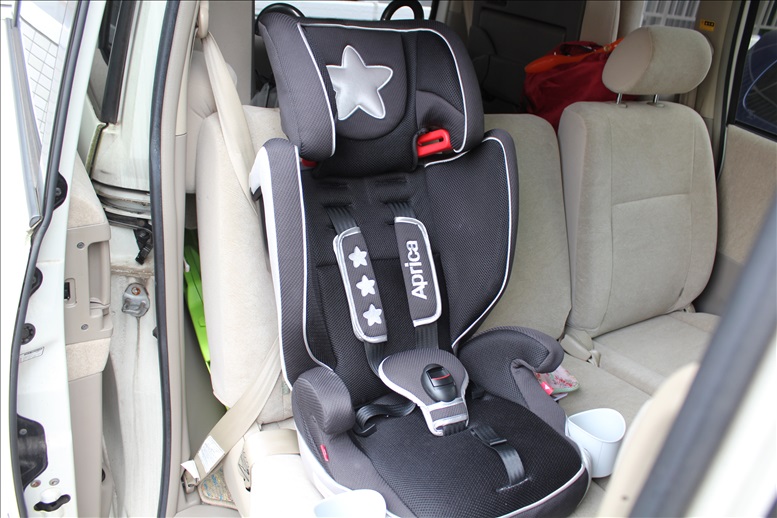 後部座席にジュニアシートを装着