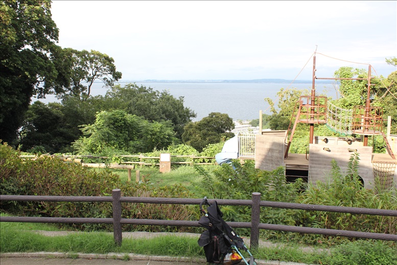 アスレチック広場から横須賀の海が見える