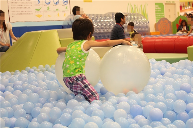 キドキドのボールプールの大きなボール