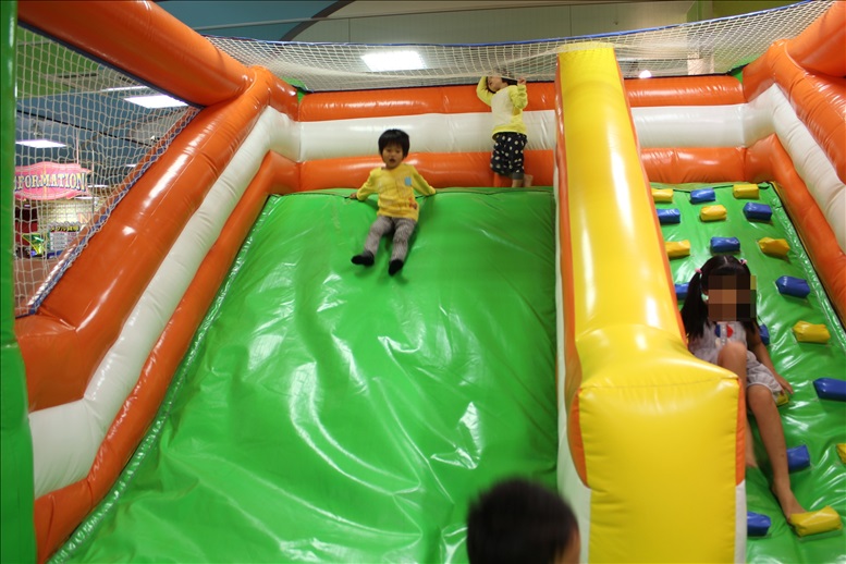 ふわふわの滑り台　にこぱ