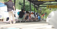 ミニ鉄道の出発を待つ人々
