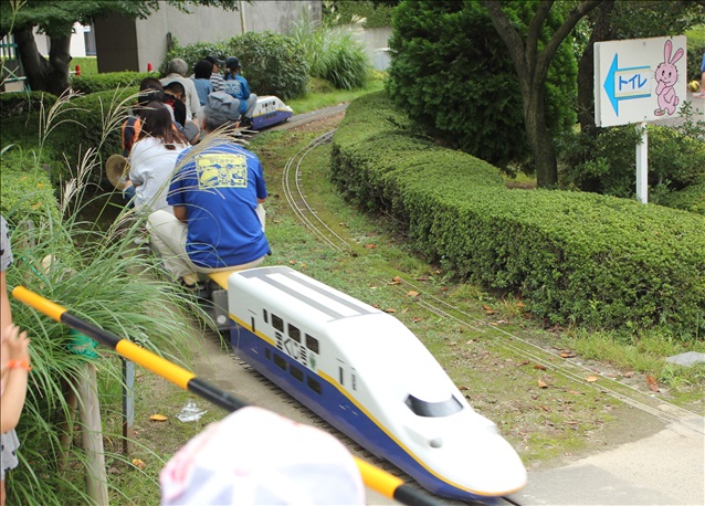 ミニ新幹線Ｅ４系ＭＡＸが踏切を通過