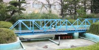 ミニトレインの走行途中にある青い鉄橋