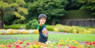 大花壇のお花畑で3歳の息子を撮影